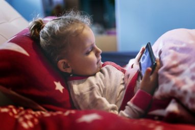 WHO suggests restricting children's use of smartphones in a similar way to tobacco products