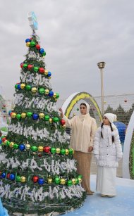 Türkmenistanyň Täze ýyl arçasynda dabaraly ýagdaýda çyralar ýakyldy