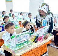 Fotoreportaž: Türkmenistanda bilimler we talyp ýaşlar güni dabaraly bellenilip täze okuw ýylyna badalga berildi