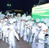 Fotoreportaž: Täze ýyl mynasybetli Türkmenistanda Baş arçanyň çyralary ýakyldy