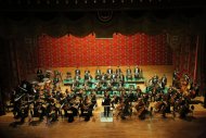 Fotoreportaž: Aşgabatda «Берлиоз — 150 лет памяти» fransuz aýdymlarynyň konserti geçirildi