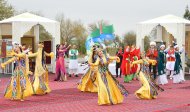 Fotoreportaž: Türkmenistanda Halkara Nowruz baýramy giňden bellenildi