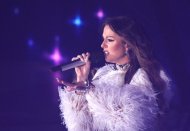 Nyuşanyň we Olga Şultaýsyň Aşgabatdaky konsertinden fotoreportaž