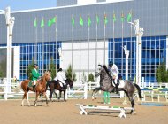 Fotoreportaž: Aşgabat atçylyk sport toplumynyň açyk manežinde bedewleriň päsgelçiliklerden böküp geçmek boýunça bäsleşigi geçirildi.