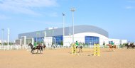 Fotoreportaž: Aşgabat atçylyk sport toplumynyň açyk manežinde bedewleriň päsgelçiliklerden böküp geçmek boýunça bäsleşigi geçirildi.