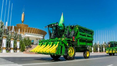 Fotoreportaž: Türkmenistana täze John Deere kombaýnlary getirildi