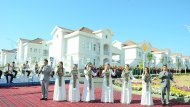 Aşgabat şäherini ösdürmegiň 15-nji nobatdakysynyň çäklerinde gurlup ulanmaga berilen kottežler toplumynyň açylyş dabarasyndan fotoreportaž