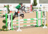 Fotoreportaž: Aşgabat atçylyk sport toplumynyň açyk manežinde bedewleriň päsgelçiliklerden böküp geçmek boýunça bäsleşigi geçirildi.