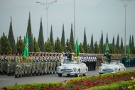 Fotoreportaž: Beýik Ýeňşiň 75 ýyllygy mynasybetli dabaraly harby ýöriş