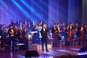 Tataristan'ın ünlü sanatçısı, Aşkabat'taki 8 Mart konserinde sahne aldı