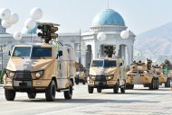 Fotoreportaž: Aşgabatda Türkmenistanyň Ýaragly Güýçleriniň dabaraly harby ýörişi geçirildi