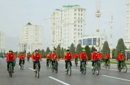 В Туркменистане прошел массовый велопробег, приуроченный к Всемирному дню здоровья