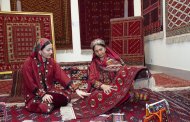 Competition among carpet weavers at the National Museum of the Turkmen Carpet