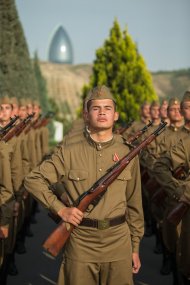 Fotoreportaž: Beýik Ýeňşiň 75 ýyllygy mynasybetli dabaraly harby ýöriş