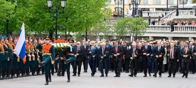 Türkmen diplomatlar, Moskova'daki Meçhul Asker Anıtı'na çiçek bıraktı