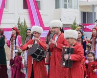 Fotoreportaž: Türkmenistanda köp çagaly enelere jaý berildi