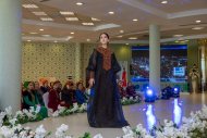 Aşkabat Moda Evi'nde önde gelen ulusal tasarımcıların kadın kıyafetlerinden oluşan bir gösteri düzenlendi