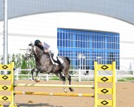 Fotoreportaž: Aşgabat atçylyk sport toplumynyň açyk manežinde bedewleriň päsgelçiliklerden böküp geçmek boýunça bäsleşigi geçirildi.