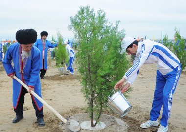 Fotoreportaž: Türkmenistanda 1 million 600 müň düýpden gowrak bag ekildi