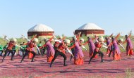 Фоторепортаж: В Туркменистане прошел конный забег в честь Национального праздника туркменского скакуна.