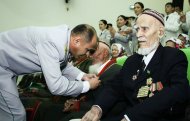 Фоторепортаж c вручения юбилейной медали «К 75-летию Победы в Великой Отечественной войне 1941–1945 годов» в Дашогузском велаяте