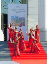 Türkmenistanda halkara teatr sungatynyň festiwalynyň açylyşyndan fotoreportaž