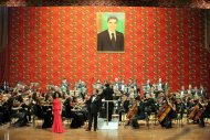 Fotoreportaž: Aşgabatda «Берлиоз — 150 лет памяти» fransuz aýdymlarynyň konserti geçirildi