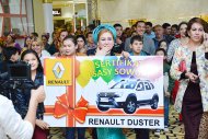 “Berkarar” söwda-dynç alyş merkezinde geçirilen utuşly söwdanyň ýeňijisine RENAULT DUSTER awtomobiliniň gowşurylyş dabarasyndan fotoreportaž