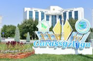 Fotoreportaž: Aşgabat Türkmenistanyň Garaşsyzlyk baýramyna taýýarlanýar