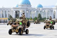 Фоторепортаж: В Ашхабаде прошёл военный парад в честь 28-й годовщины независимости Туркменистана