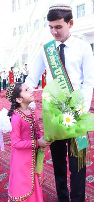 Fotoreportaž: Türkmenistanyň mekdeplerinde «Soňky jaň» ýaňlandy