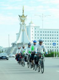 Фоторепортаж: Афганские велосипедисты прибыли в Ашхабад