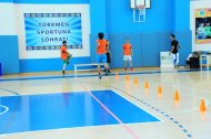 Fotoreportaž: Türkmenistanyň basketbol federasiýasynyň sudýalary bilen geçiren okuw seminary