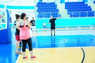 Fotoreportaž: Türkmenistanyň basketbol federasiýasynyň sudýalary bilen geçiren okuw seminary