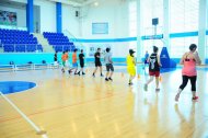 Fotoreportaž: Türkmenistanyň basketbol federasiýasynyň sudýalary bilen geçiren okuw seminary