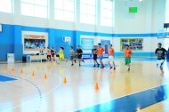 Fotoreportaž: Türkmenistanyň basketbol federasiýasynyň sudýalary bilen geçiren okuw seminary