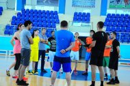 Fotoreportaž: Türkmenistanyň basketbol federasiýasynyň sudýalary bilen geçiren okuw seminary