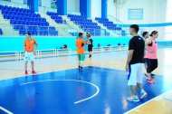 Fotoreportaž: Türkmenistanyň basketbol federasiýasynyň sudýalary bilen geçiren okuw seminary