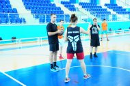 Fotoreportaž: Türkmenistanyň basketbol federasiýasynyň sudýalary bilen geçiren okuw seminary