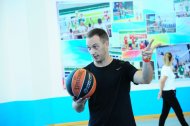 Fotoreportaž: Türkmenistanyň basketbol federasiýasynyň sudýalary bilen geçiren okuw seminary