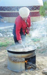 Fotoreportaž: Türkmenistan we Eýran bilelikde Nowruz baýramyny belledi