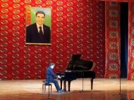 Fotoreportaž: Russiýanyň at gazanan artisti we professor Ýuriý Bogdanowyň konserti