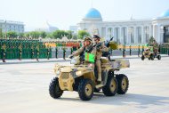 Фоторепортаж: В Ашхабаде прошёл военный парад в честь 28-й годовщины независимости Туркменистана