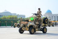 Фоторепортаж: В Ашхабаде прошёл военный парад в честь 28-й годовщины независимости Туркменистана