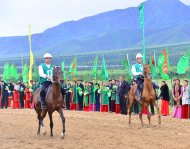 Fotoreportaž: Türkmenistanda Türkmen bedewiniň milli baýramy mynasybetli marafon ýaryşy geçirildi