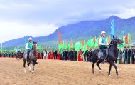 Фоторепортаж: В Туркменистане провели конный марафон в честь праздника скакуна