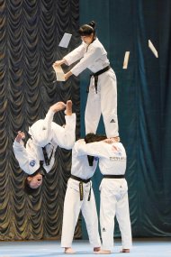 Fotoreportaž: Koreý hepdeliginiň dowanynda görkezilen Koreýaly taekwondoçylaryň görkezme çykyşlary