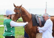 Fotoreportaž: Türkmenistanda Türkmen bedewiniň milli baýramy mynasybetli marafon ýaryşy geçirildi