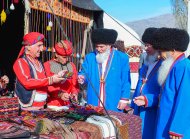 Fotoreportaž: Türkmenistan we Eýran bilelikde Nowruz baýramyny belledi