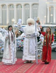 Fotoreportaž: Türkmenistanda täze ýyl mynasybetli baş arçanyñ yşyklandyrylyş dabarasy geçirildi - 2018